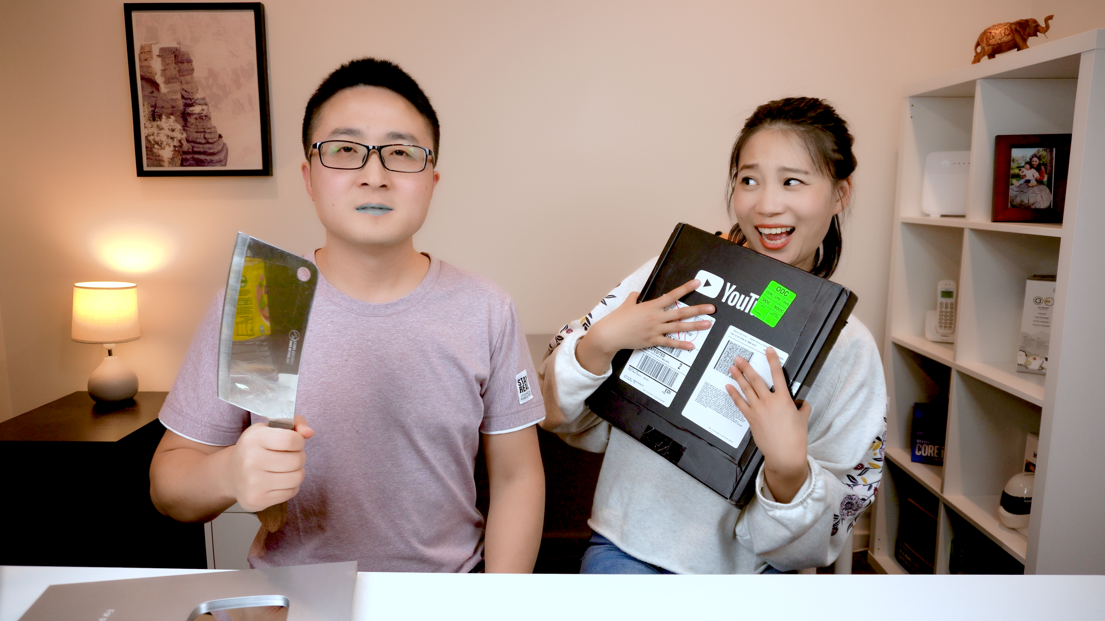 怎么回事？Youtube 给我们邮寄了两块10万订阅奖牌，开箱一探究竟！ | 零度解说